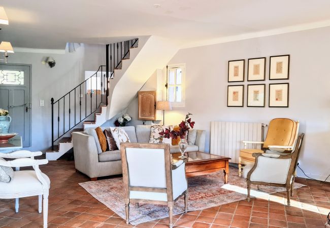 House in Cotignac - La Belle Etoile : private garden and terrace with exceptional setting House in Cotignac - La Belle Etoile : private garden and terrace with exceptional setting