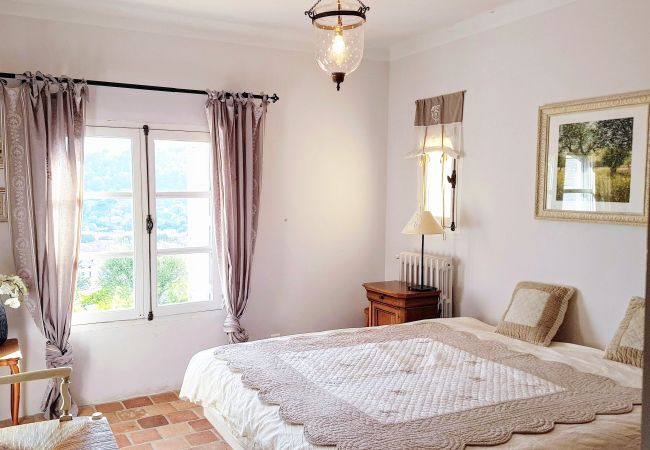 House in Cotignac - La Belle Etoile : private garden and terrace with exceptional setting House in Cotignac - La Belle Etoile : private garden and terrace with exceptional setting