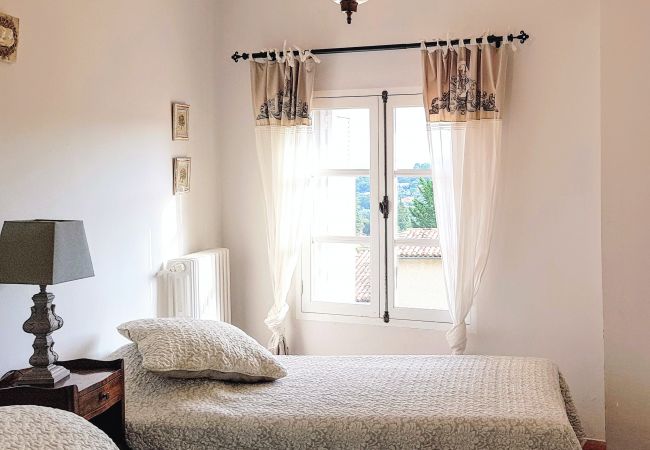 House in Cotignac - La Belle Etoile : private garden and terrace with exceptional setting House in Cotignac - La Belle Etoile : private garden and terrace with exceptional setting