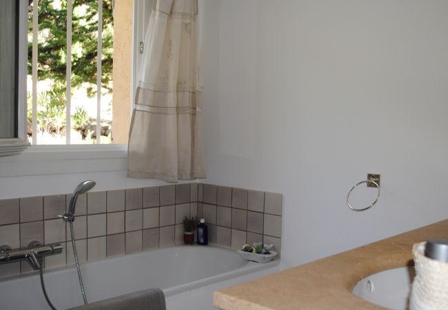 House in Cotignac - Arts & Flores : Seasonal rental in Provence Quiet holidays with Air conditioning, (heated) private pool and WIFI House in Cotignac - Arts & Flores : Seasonal rental in Provence Quiet holidays with Air conditioning, (heated) private pool and WIFI