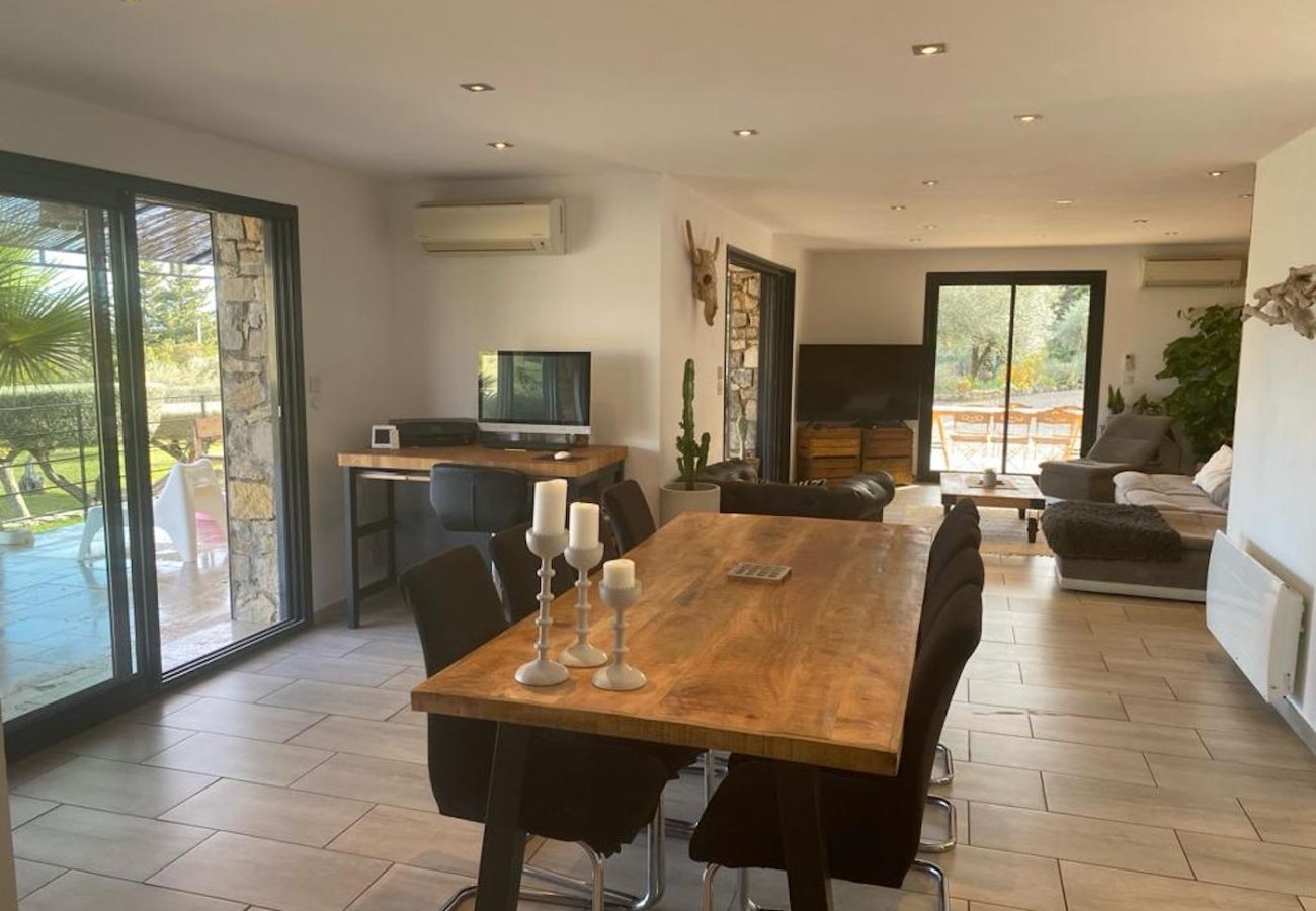 Villa in Cotignac - L'Escale in Cotignac, comfortable villa in Provence for 9 with AC, private pool Villa in Cotignac - L'Escale in Cotignac, comfortable villa in Provence for 9 with AC, private pool